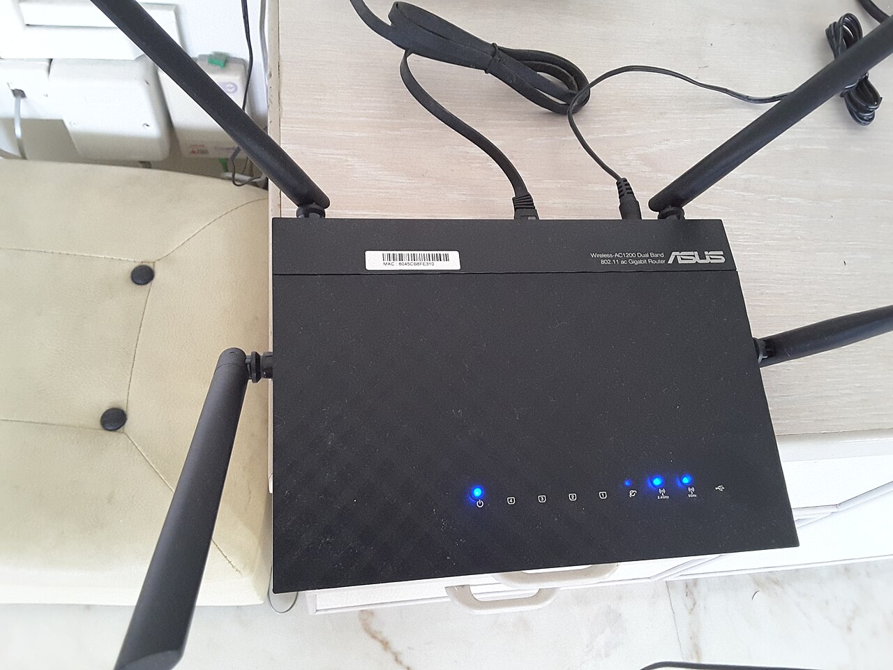 Routeur ASUS RT-AC1200 noir photographie avec ses antennes