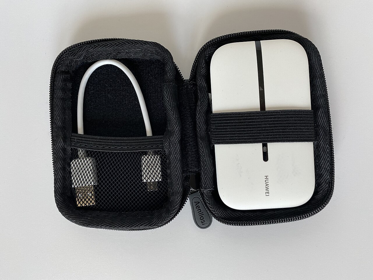 Hotspot mobile 4G Huawei E5576-320 blanc photographie sur une table