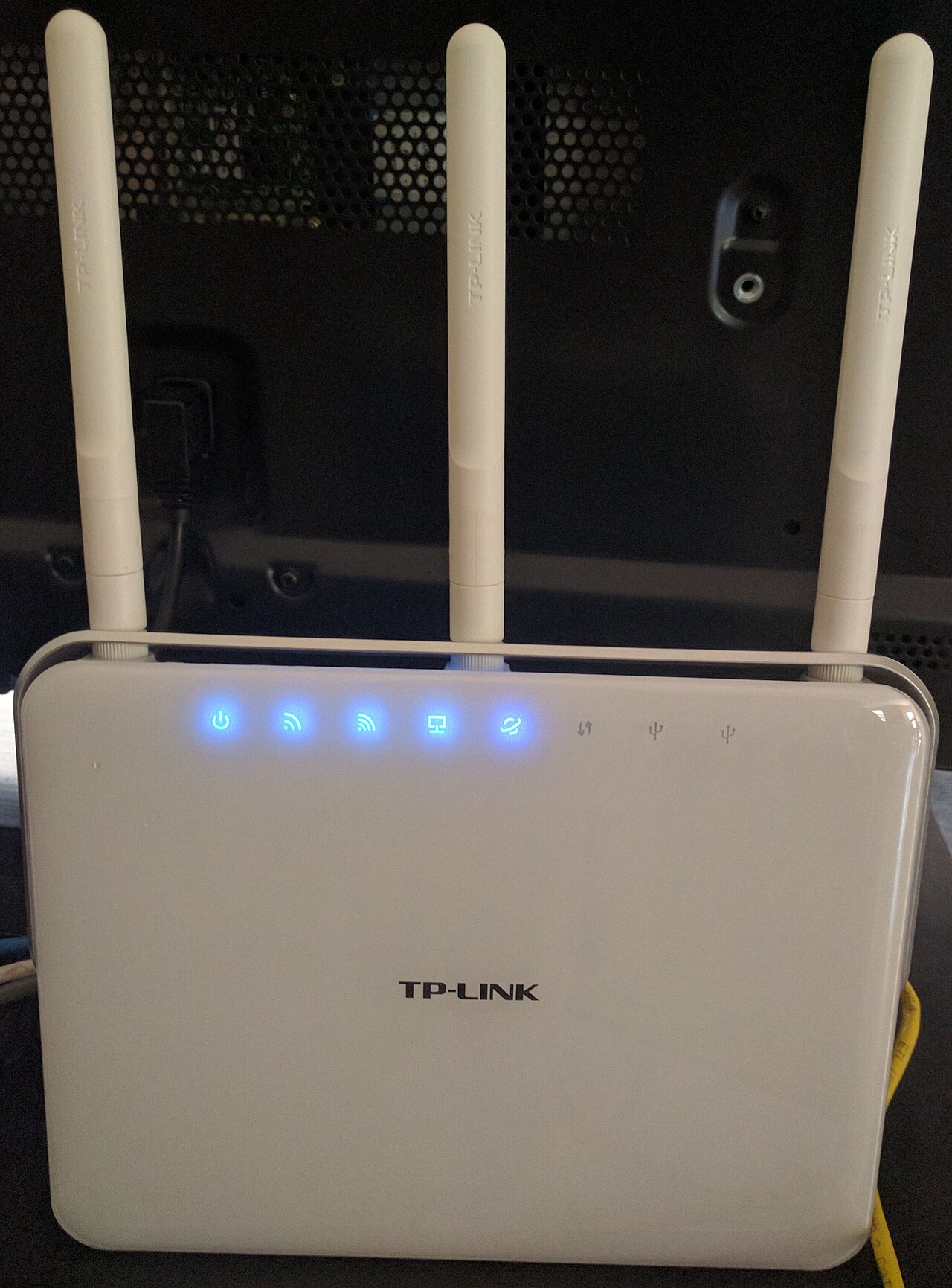 Routeur blanc TP-Link Archer C9 photographie debout